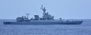 沖縄県の与那国島と台湾の間を往復した中国海軍のフリゲート艦（防衛省統合幕僚監部提供）