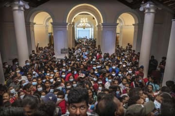 11日、スリランカのコロンボで、大統領公邸に押し寄せた人々（AP＝共同）