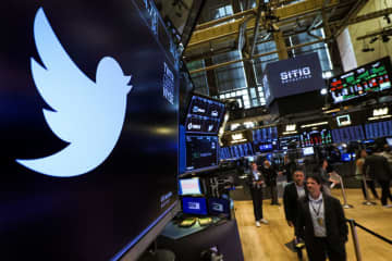 ニューヨーク証券取引所の画面に映ったツイッターのロゴ＝11日（ロイター＝共同）