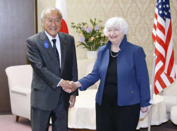 イエレン米財務長官（右）と握手する鈴木財務相＝12日午後、財務省