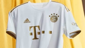 バイエルン、2022-23新アウェイユニフォーム発表！初の「ホワイト×ゴールド」デザイン