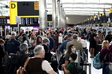 ロンドンのヒースロー空港の旅行者＝6月（ロイター＝共同）
