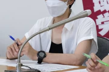 記者会見する「パタゴニア」日本支社の労組代表＝13日午前、札幌市