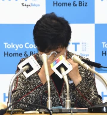 定例記者会見中、涙をぬぐう東京都の小池百合子知事＝8日午後、都庁