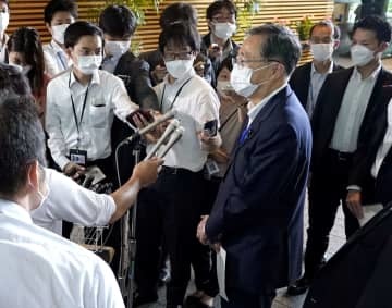 岸田首相と会談後に取材に応じる斉藤国交相。全国旅行支援の開始延期を表明した＝14日午前、首相官邸