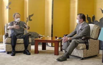 会談する沖縄県の玉城デニー知事（左）と神奈川県の黒岩祐治知事＝14日午前、横浜市