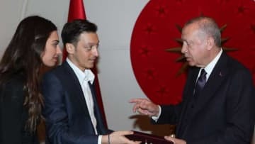 エジル、「エルドアン大統領と関係深いクラブ」へ移籍