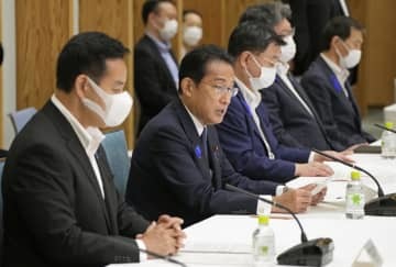 「物価・賃金・生活総合対策本部」の会合であいさつする岸田首相（左から2人目）＝15日午前、首相官邸