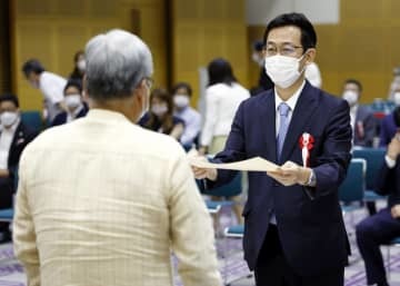 参院選比例代表の当選証書を受け取る自民党の赤松健氏＝15日午後、総務省
