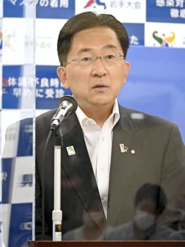 記者会見する岩手県の達増拓也知事＝15日午前、岩手県庁