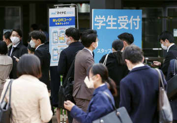 3月、合同会社説明会の会場に集まった就職活動の学生ら＝大阪市