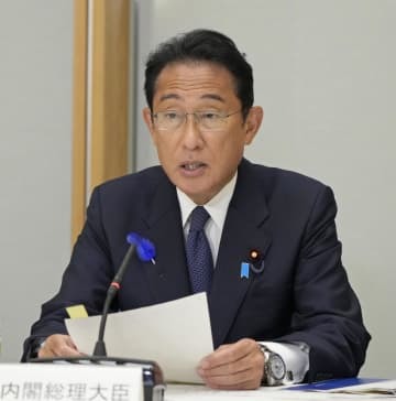 「物価・賃金・生活総合対策本部」の会合であいさつする岸田首相＝15日午前、首相官邸