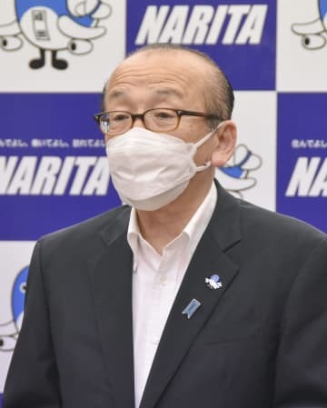 記者会見する千葉県成田市の小泉一成市長＝15日午後、成田市