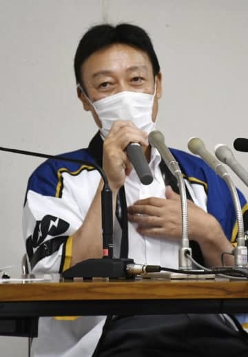 記者会見する高野馨氏＝15日午後、札幌市