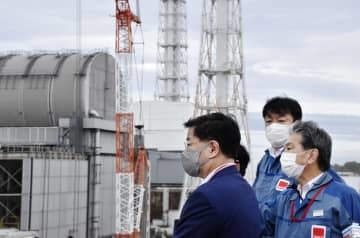 東京電力福島第1原発を視察する松野官房長官（左）＝16日午前（代表撮影）