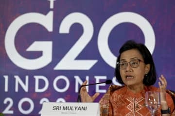記者会見するG20議長国インドネシアのムルヤニ財務相＝16日、インドネシア・バリ島（AP＝共同）