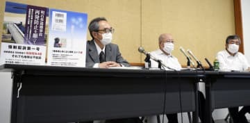 記者会見する遺族の有馬正春さん（左）ら＝17日午前、兵庫県明石市