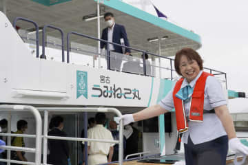 遊覧船「宮古うみねこ丸」のガイドを務める金沢明美さん＝17日、岩手県宮古市