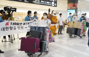 約2年4カ月ぶりに再開した国際線で到着した搭乗客＝17日午後、新千歳空港