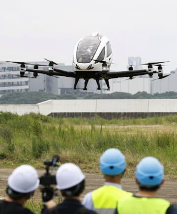 企業の関係者らに披露された「空飛ぶクルマ」のデモフライト＝18日午前、兵庫県尼崎市