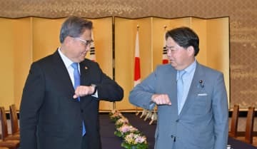 韓国の朴振外相（左）との会談に臨む林外相＝18日午後、東京都港区の飯倉公館（代表撮影）
