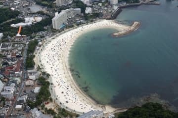 遊泳中に女性が溺れた和歌山県白浜町の白良浜海水浴場＝18日午後1時19分（共同通信社ヘリから）