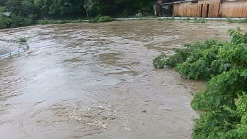 大雨で増水した長崎県対馬市の佐護川＝18日午後3時30分ごろ（長崎県提供）