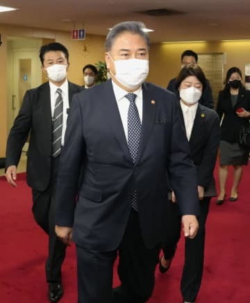 自民党本部を訪れた韓国の朴振外相＝19日午前、東京・永田町