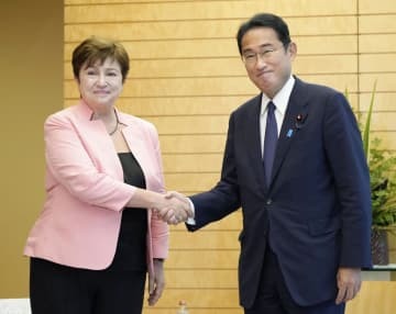 IMFのゲオルギエワ専務理事（左）と面会した岸田首相＝19日午前、首相官邸
