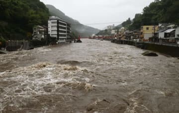 大雨の影響で水位が増し、茶色く濁った大分県日田市の玖珠川＝19日午前10時14分
