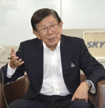 インタビューに応じるスカイマークの洞駿社長