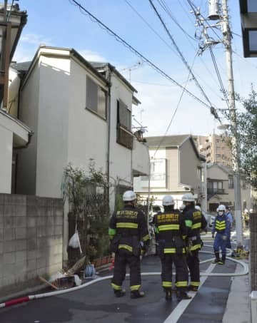 住宅火災が発生した東京都荒川区の現場＝20日午前