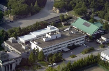 皇居内にある皇宮警察本部＝2001年
