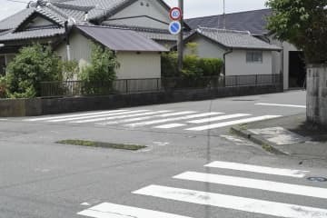 幼稚園児の列に乗用車が突っ込んだ現場＝20日午前、静岡県吉田町