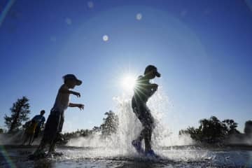 公園で水遊びをする子どもたち