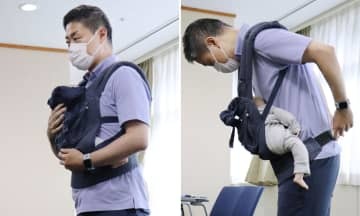 抱っこひものベルトをきちんと締めた安全な使用方法（左）と、締め付けが緩んでいる危険な使用方法＝20日午後、消費者庁（使用している製品は実際の事故とは関係ありません）