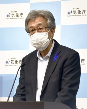 記者会見する気象庁の長谷川直之長官＝20日午後、気象庁