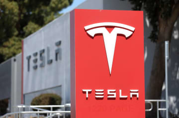 米テスラのロゴ＝4月、米カリフォルニア州（ゲッティ＝共同）