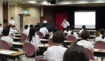 兵庫県明石市の歩道橋事故から21年となり、再発防止に向け実施された職員研修＝21日午前
