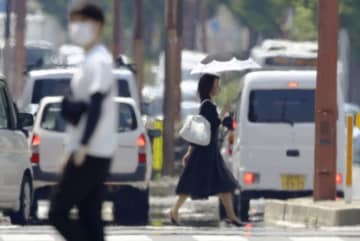 猛暑日となり、かげろうが立つ福岡県久留米市内＝昨年6月