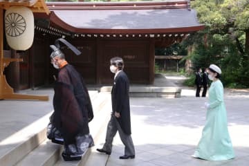 明治天皇百十年祭に際し、明治神宮を参拝される秋篠宮ご夫妻＝21日午後、東京都渋谷区（代表撮影）