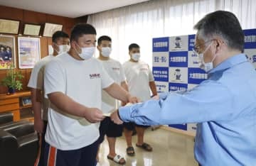 埼玉県警大宮西署の市川弘明署長（右端）から感謝状を手渡される埼玉栄高の相撲部員たち＝21日午後、さいたま市