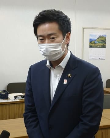 取材に応じる大阪府泉南市の山本優真市長＝21日午後、泉南市役所