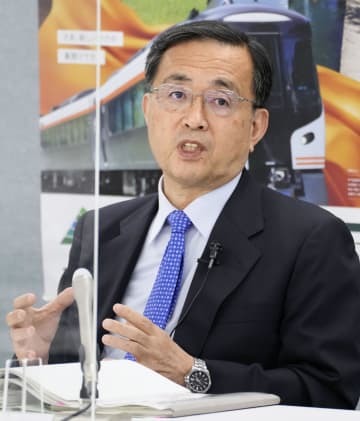 記者会見するJR東海の金子慎社長＝21日午後、名古屋市