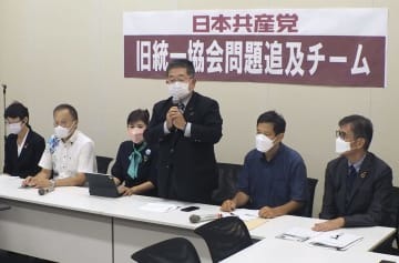 共産党が設置した、政界と世界平和統一家庭連合（旧統一教会）の関わりを追及するチームの初会合であいさつする小池書記局長＝21日午後、国会