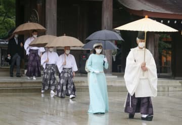 明治天皇百十年祭に際し、明治神宮を参拝された秋篠宮家の次女佳子さま＝22日午前（代表撮影）