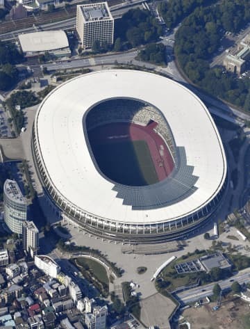 東京五輪・パラリンピックのメインスタジアムとなった国立競技場＝22日午後（共同通信社ヘリから）