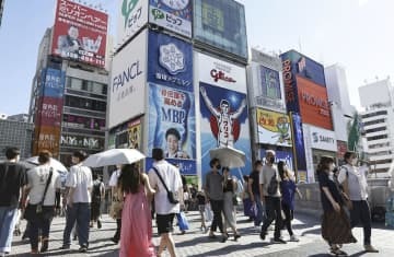 23日、マスク姿で大阪・道頓堀を歩く人たち