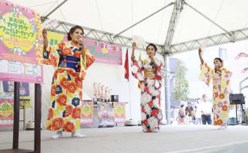 前橋カラオケワールドカップで歌と踊りを披露するスリランカ出身の学生たち＝24日、前橋市