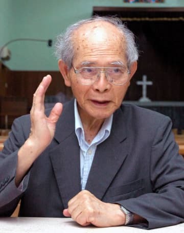 インタビューに答える金城重明さん＝2007年6月